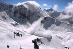 Risc mare de producere a avalanşelor în zona Bâlea Lac. Zăpada are aproape trei metri