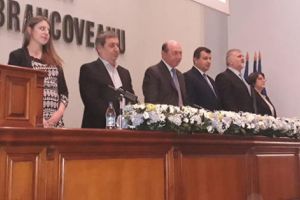 Băsescu a venit la Piteşti să critice PSD
