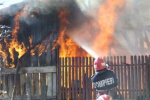 Incendiu PUTERNIC la o locuinţă din Șugag: Pompierii intervin cu TREI autospeciale
