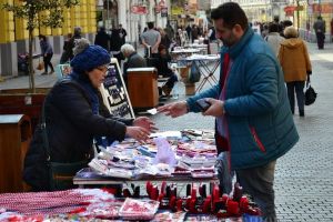 Recesiunea mărţişorului: Primăria nu mai găseşte comercianţi dornici să vândă mărţişoare pe străzile Oradiei