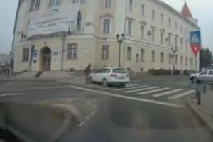 FOTO/ VIDEO: Taximetrist – pericol public, în Alba Iulia. A fost gata să treaca peste un bărbat care traversa pe trecerea de pietoni, la 100 de metri de sediul Poliţiei