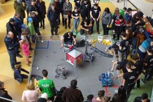 FOTO: Chiar şi roboţii au inimă! Eveniment caritabil de strângere de fonduri pentru o fetiţă bolnavă, organizat de echipe de robotică din Alba Iulia