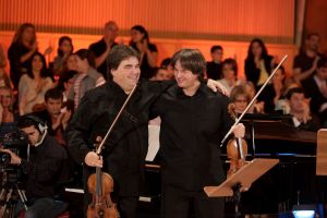 Duelul viorilor la Oradea: Va câştiga Stradivarius sau Guarnieri, vioara care i-a aparţinut George Enescu?