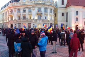VIDEO FOTO – Protest la Sibiu. Oamenii s-au strâns deja în Piaţa Mare