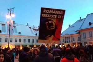 VIDEO FOTO – Protest la Sibiu. Peste 1.000 de oameni în centrul oraşului
