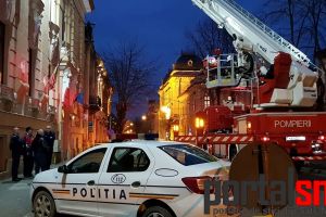 FOTO. Intervenţie la înălţime a pompierilor, la sediul Poliţiei Satu Mare