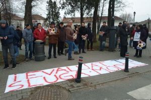 FOTO/ VIDEO/ Protest la Alba Iulia împotriva ordonanţei de urgenţă pe legile Justiţiei: ”Abrogaţi şi apoi plecaţi!