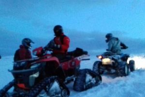 Turişti blocaţi cu ATV-ul pe creasta Iezerului