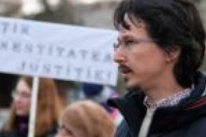 Judecătorul Cristi Danileţ protestează în centrul Reşiţei! „Viorica Dăncilă crede că poate negocia independenţa justiţiei cu magistraţii?!”