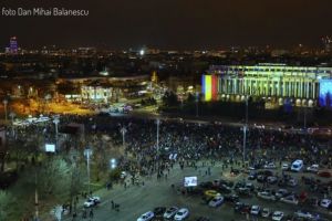 Mii de oameni au protestat în Bucureşti şi în marile oraşe din ţară: 