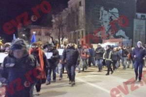 Incidente în Piaţa Victoriei între protestatari şi reprezentanţii unei televiziuni