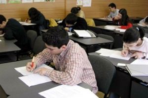 Elevii deveni îşi primesc bursele de merit şi performanţă astăzi