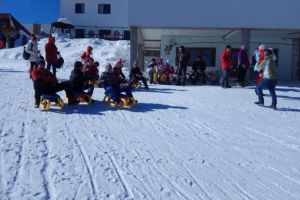 15 copii din Centrul de Zi Târgu-Jiu, cu săniuţele şi schiurile la Rânca!