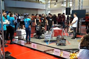 Echipa de robotică a Colegiului Cantemir s-a calificat la etapa naţională a concursului FTC