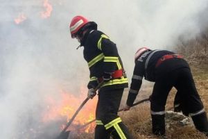 Două cisterne cu apă ca să stingă casa unui moş care a ars de viu