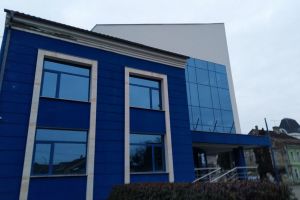 Direcţia de Venituri a Primăriei Bistriţa, în acelaşi sediu părăginit. Clădirea cumpărată se distruge şi ea