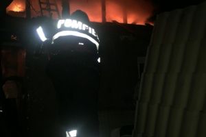 Incendiu in municipiul Tulcea. Doua case mistuite de flacari. Pompierii au intervenit la fata locului (galerie foto) 