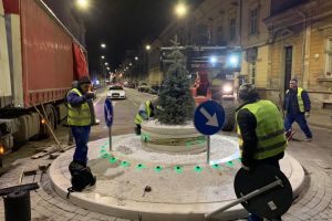Pe Horia s-a reaprins spiritul Crăciunului! Administraţia Falcă a demarat PERSONALIZAREA sensurilor giratorii (FOTO)