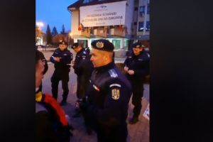Un fel de protest la Bistriţa. Oamenii pretind că s-au întâlnit pe trotuar să discute, jandarmii i-au legitimat