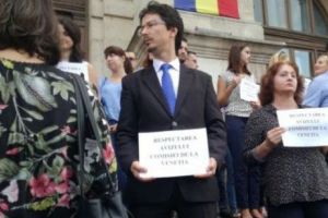 PROTEST EXTREM. Un protestatar #Rezist a ARUNCAT cu OUĂ în Ministerul Justiţiei