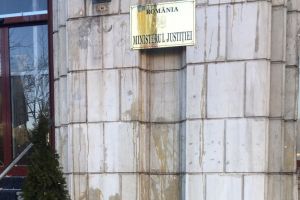 FOTO Mai mulţi protestatari au aruncat cu ouă în clădirea Ministerului Justiţiei