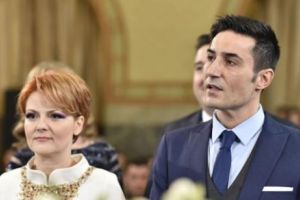 Radu Paraschivescu ironizează PERLELE presei de la cununia cuplului Olguţa-Manda. ”Aţi ales aleatoriu ziua asta?” Despre ȘCOALA AJUTĂTOARE de presă