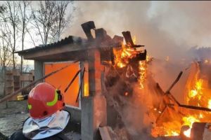 INCENDIU VIOLENT la Constanţa. Patru CASE DISTRUSE, zeci de persoane evacuate