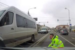 Bacău: Căteluş, salvat de un poliţist [VIDEO]