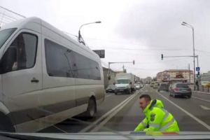 VIDEO Căţeluş salvat de un poliţist. A oprit tot traficul pentru el