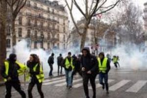 Francezii s-au SĂTURAT de Vestele Galbene:  55% dintre ei doresc OPRIREA  mişcării