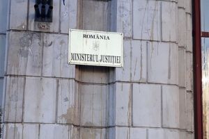 Un grup de protestatari a bombardat cu ouă Ministerul Justiţiei, iar jandarmii nu i-au putut opri pentru că erau într-o... cuşcă (VIDEO)