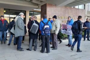 FOTO Tudorel Toader, întâmpinat cu o tavă de rahat la un eveniment din Timişoara