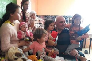 Mai multe familii nevoiaşe din Preuteşti şi Baia, ajutate de un grup de oameni inimoşi din ...
