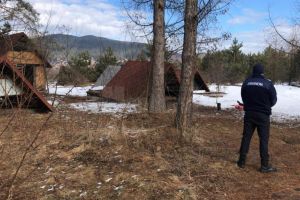 Bărbat mort în urma prăbuşirii unei case de vacanţă dezafectate, la Gura Humorului