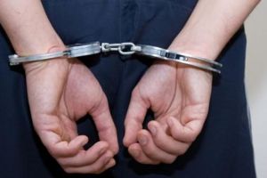 Bărbat din Hunedoara reţinut de poliţişti după ce a fost prins, în flagrant, în timp ce fura telefonul mobil al unei femei