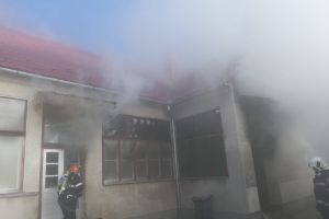 Un bihorean a ajuns cu arsuri la spital, după ce a încercat să stingă incendiul care i-a cuprins casa (FOTO / VIDEO)