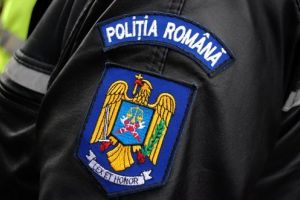 Doi poliţişti băcăuani, cercetaţi pentru corupţie