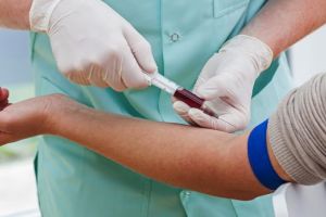 Teste genetice gratuite pentru 1000 de femei diagnosticate cu cancer de sân