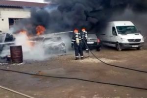 Foc în curtea unei firme din Oradea: Un autoturism s-a făcut scrum, iar flăcările s-au extins la o altă maşină şi la mai multe cauciucuri (FOTO / VIDEO)