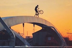 Teribilist pe două roţi: Un orădean s-a dat cu bicicleta pe arcele… Podului Centenarului (VIDEO)