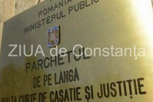 Protest cu banderole al procurorilor de la Parchetul General fata de ordonanta prin care se modifica legile justitiei