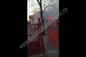 DÂMBOVIȚA: Un copil de 4 luni a rămas captiv într-o casă cuprinsă de flăcări – VIDEO