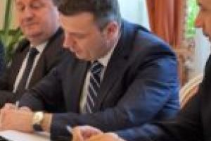 Peste 26 de milioane de euro pentru un drum judeţean din Caraş-Severin. Silviu Hurduzeu şi Sorin Maxim au semnat astăzi unul dintre cele mai mari contracte de finanţare