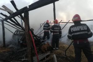 Incendii în satele Bihorului: În Spinuş, o şură cu fân a luat foc din cauza scânteilor de la eşapamentul unei maşini