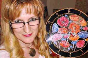 FOTO: O artistă originară din Alba creează ceasuri de perete unicat, pe suport de vinil sau lemn şi “creşte” câmpuri de maci chiar şi pe pereţii unui spital