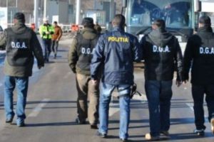 Doi poliţişti şi trei jandarmi sunt anchetaţi pentru corupţie
