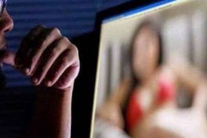 Pericol pe Facebook! Imagini intime răscumpărate cu bani. A intervenit Poliţia