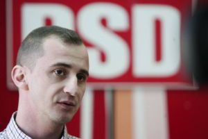 Alfred Simonis, finul lui Grindeanu, este noul lider al deputaţilor PSD. În 2017 a refuzat să susţină moţiunea de cenzură depusă de PSD împotriva propriului Executiv