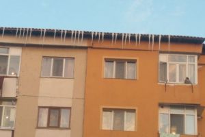 Pompieri de la ISU Gorj au făcut recensământul ţurţurilor de pe blocurile din Târgu-Jiu