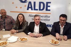Deputatul Eusebiu Pistru, cel mai sus pe listă dintre toţi candidaţii arădeni la alegerile europarlamentare